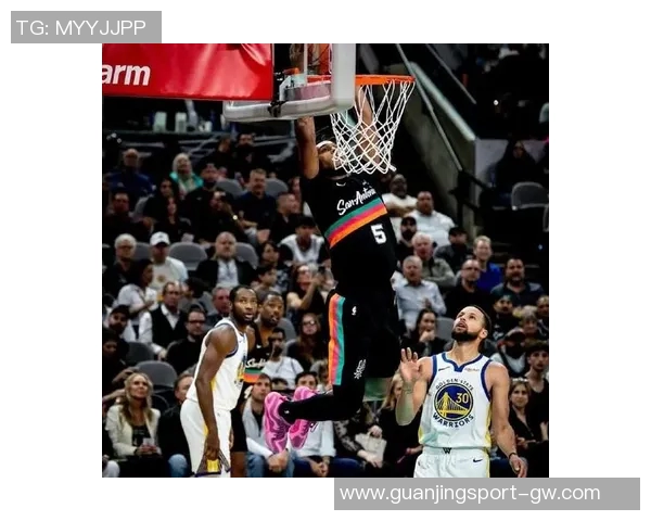 卡梅隆托马斯复出首节表现抢眼4投3中砍下9分并贡献1助攻